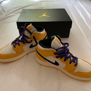 Jordan 1 Mid SE Lakers（GS)